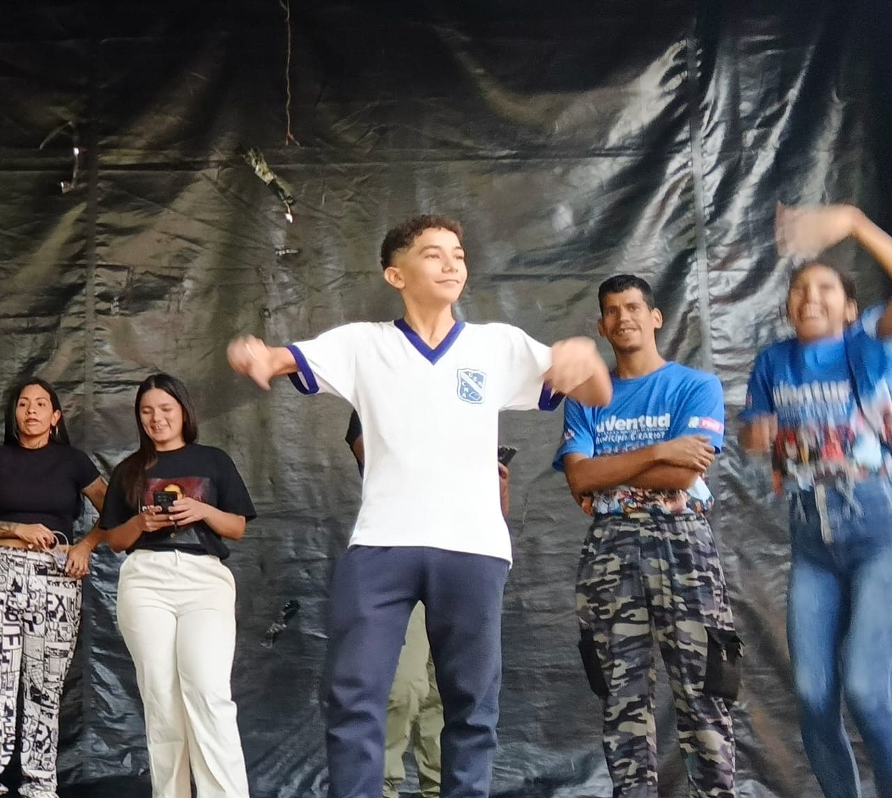 La cultura y la educación se encuentran en el escenario.